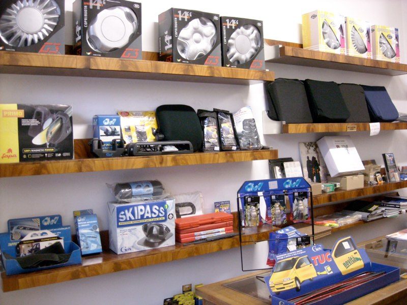 Scaffali del negozio con coppe ruota, accessori e prodotti per l'auto