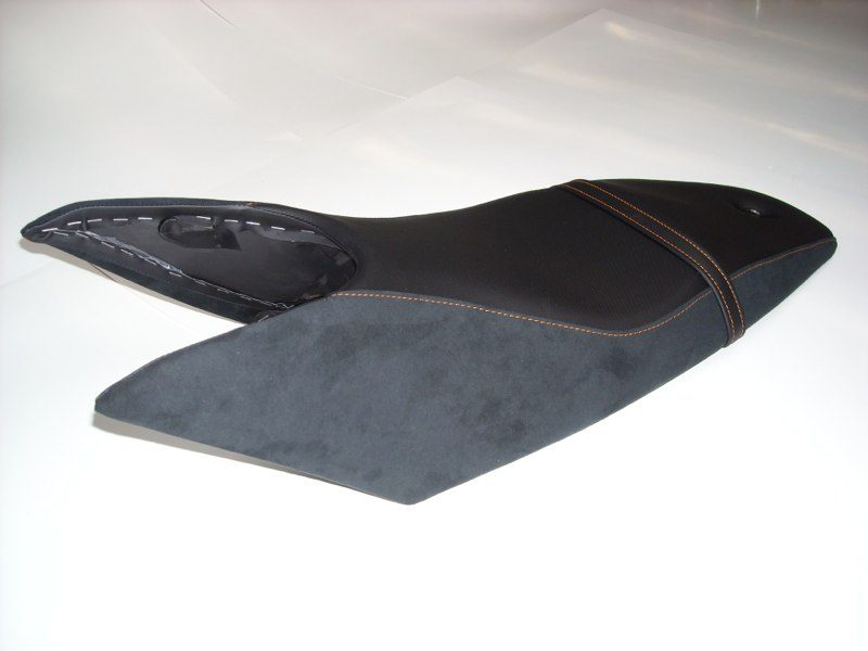 Sella di moto rifoderata in Alcantara e pelle nera con impuntura arancio