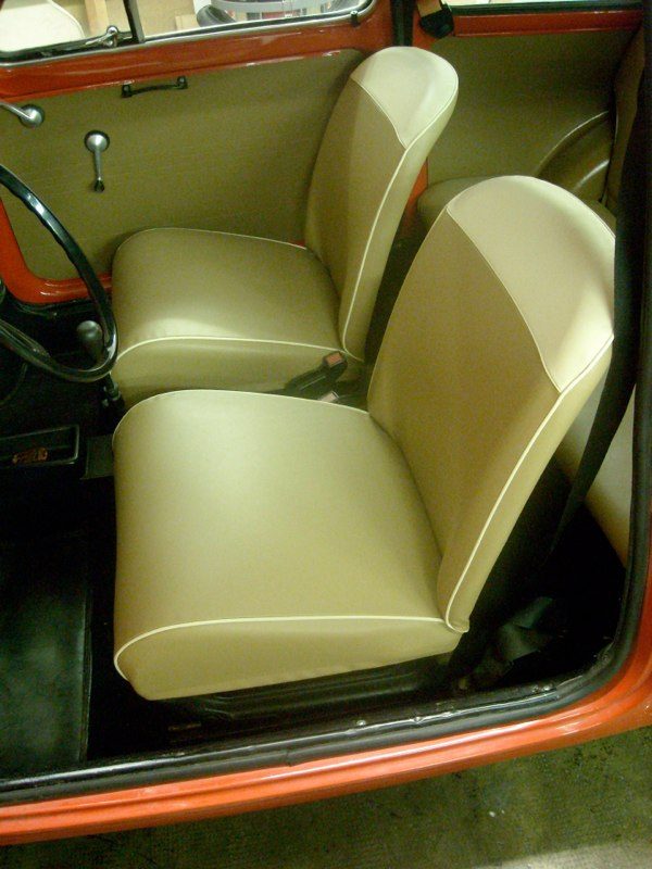 Sedili di una Fiat 500 d'epoca rifatti in skai chiaro con profilo a contrasto