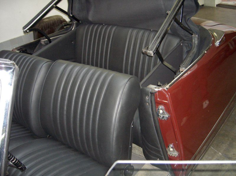 Interni di una Citroën DS cabrio con sedili in pelle nera a coste