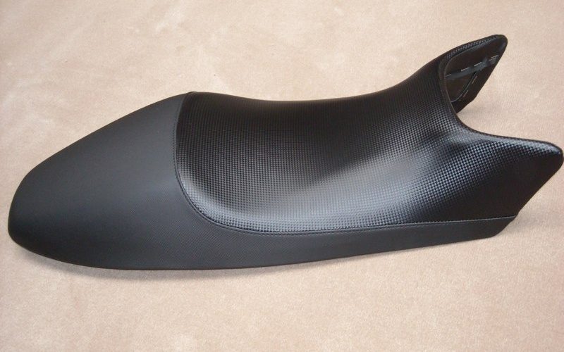 Sella di una Ducati Monster rifoderata in nero con inserto microforato
