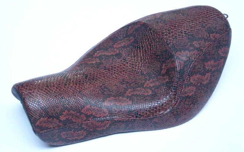Sella Harley-Davidson rifoderata in finta pelle stampata pitone bordeaux