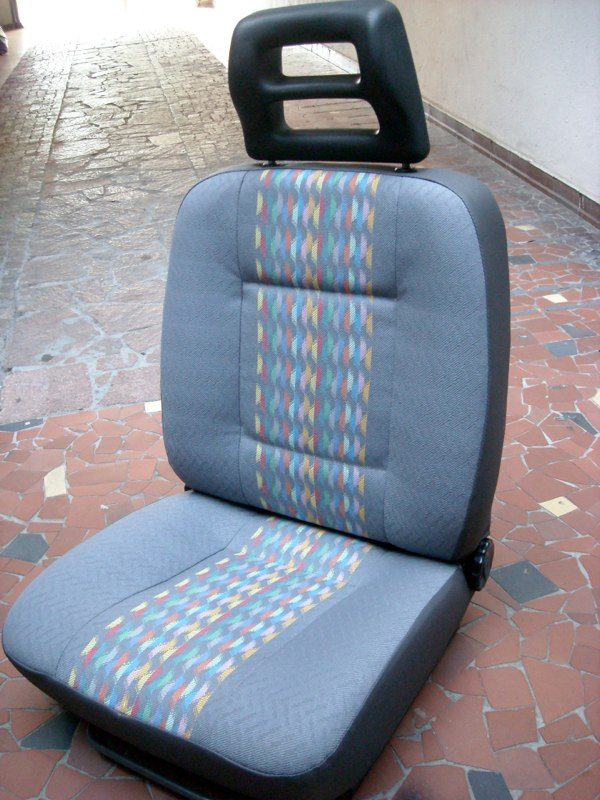 Sedile di Iveco Daily rifoderato con il tessuto originale a fasce colorate