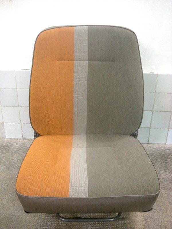 Sedile di autocarro rifoderato in tessuto a fasce arancio e verde oliva