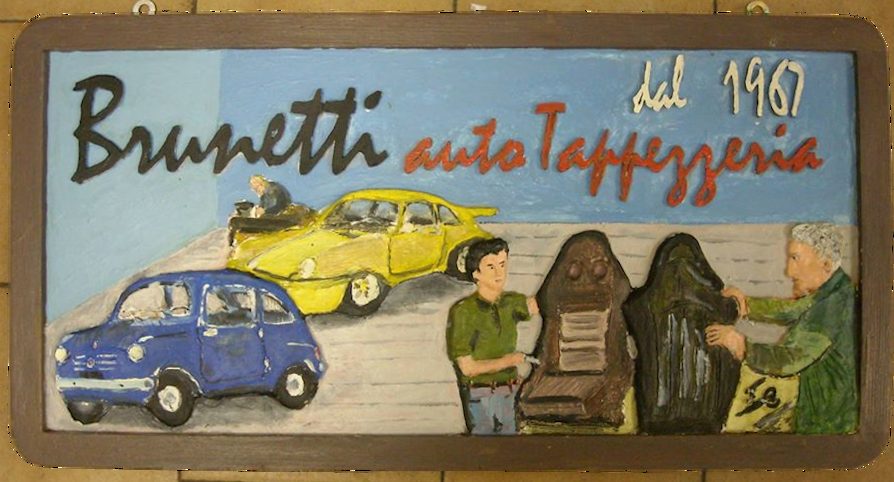 La mattonella dipinta a mano di Artigianauto: «Brunetti auto Tappezzeria, dal 1967», con una Fiat 600 blu, una Porsche gialla e due tappezzieri al lavoro
