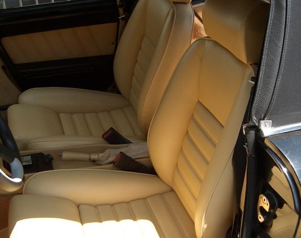 Sedile guida in pelle color cammello, con seduta e schienale rifatti, in un Alfa Romeo Duetto