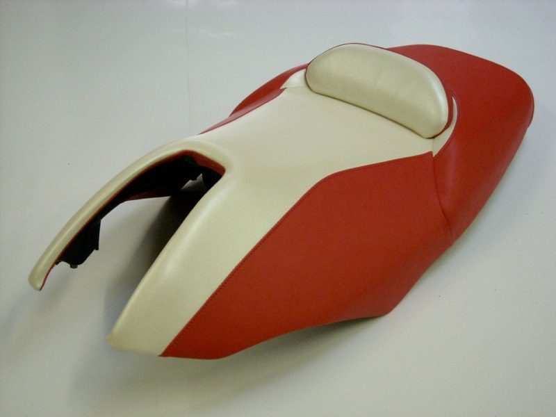 Sella di uno Yamaha T-Max prima serie rifoderata in rosso e avorio