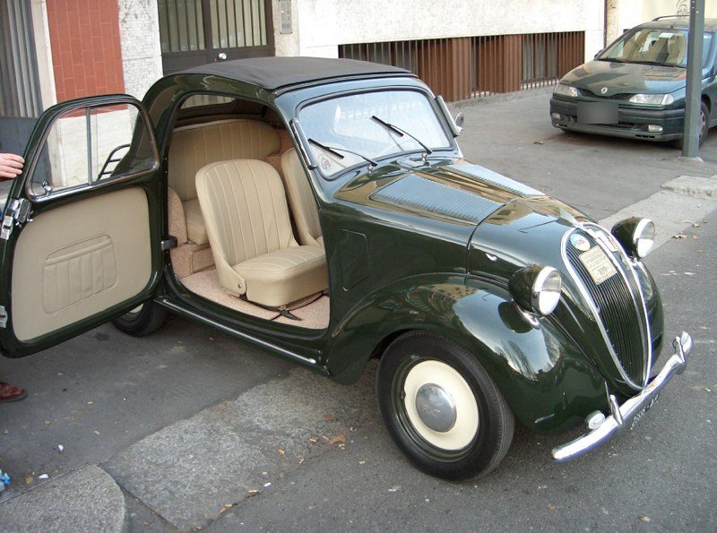 Fiat Topolino B verde con la portiera aperta e gli interni restaurati in tinta chiara